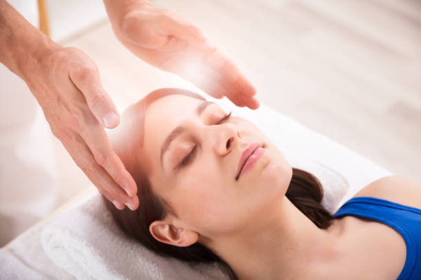 Reiki is een zachte, helende energie die het lichaam ondersteunt bij ontspanning, balans en herstel. Het helpt blokkades los te laten, brengt rust in je systeem en nodigt je uit om weer helemaal in je eigen kracht te komen.