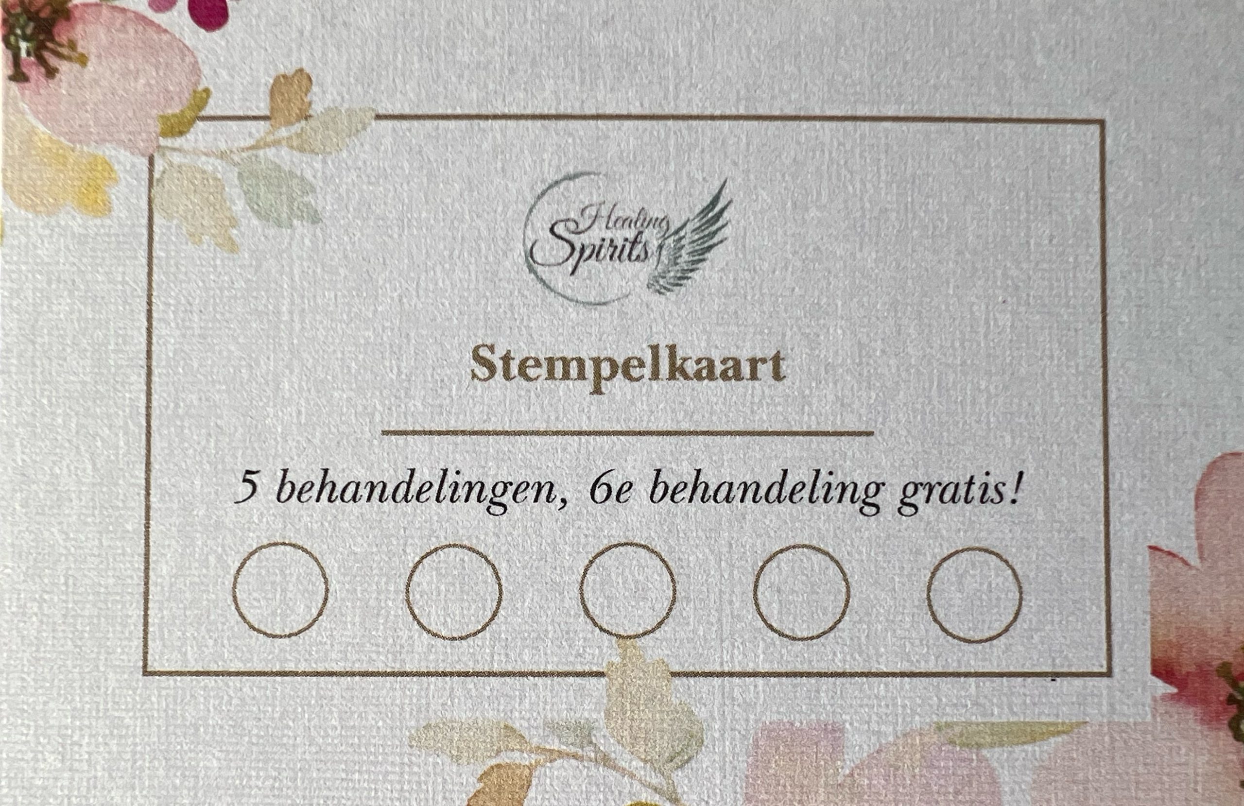 “Stempelkaart van Healing Spirits met vijf vakjes voor behandelingen; na vijf stempels is de zesde behandeling gratis.”<br />
