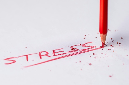 Langdurige stress kan leiden tot Lichen Sclerosus een chronische huidziekte. Ik bespreek een holistische aanpak hiervan.
